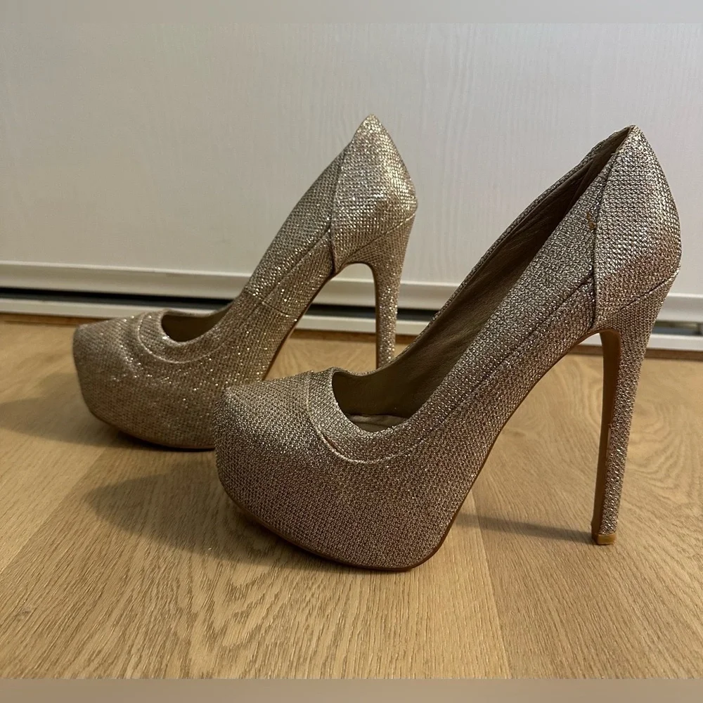 Gently Worn SZ 9 Elegant Gold Women's Heels